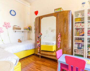 kolorowe krzesełka i stolik w pokoju dziewczynki