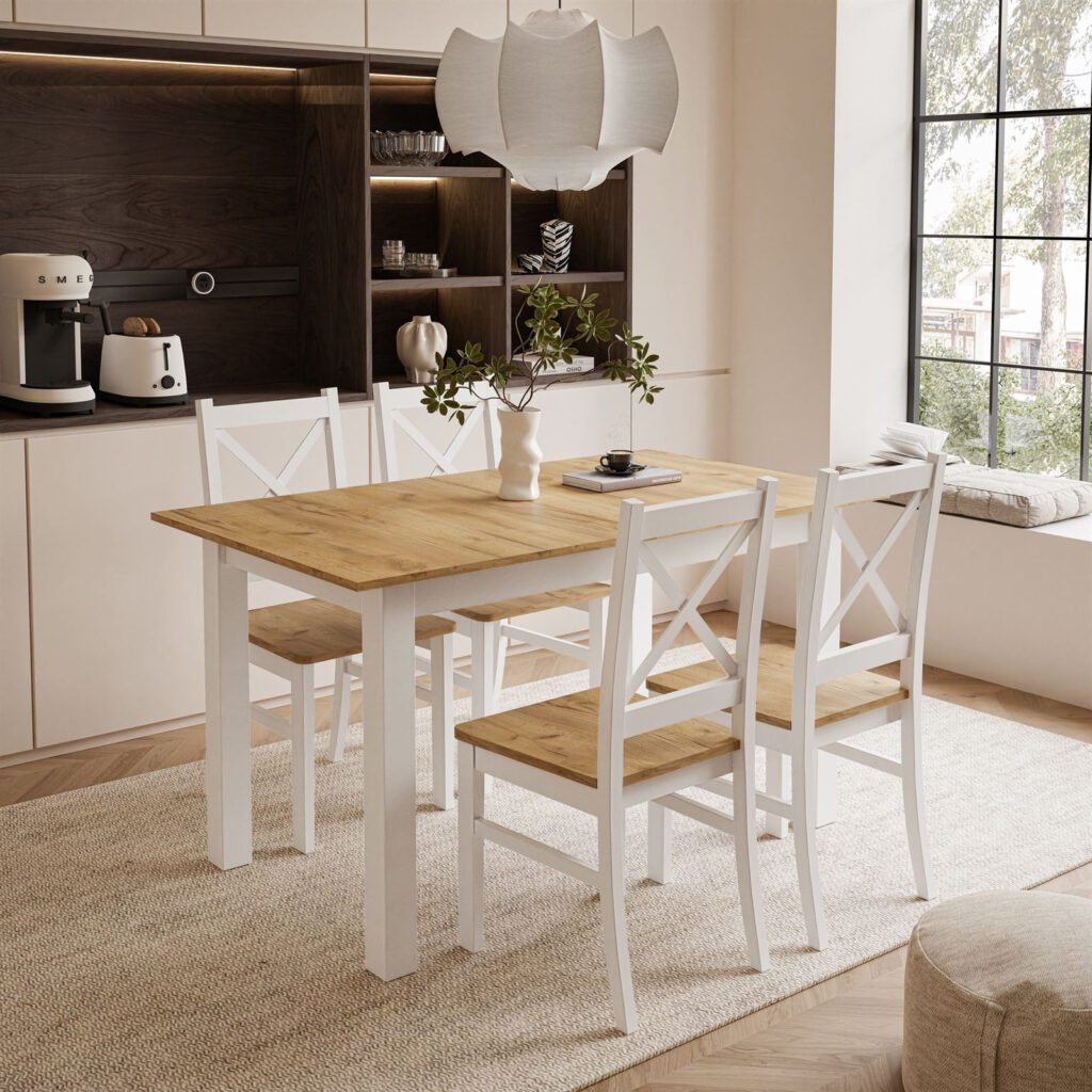 stół i krzesła w kuchni